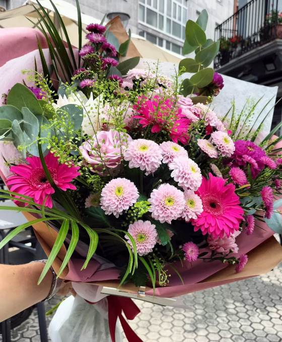 Ramo de flores rosas para regalar
